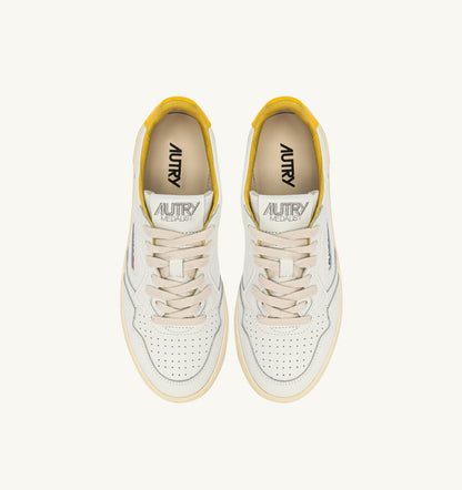 MEDALIST LOW SNEAKERS IN WHITE AND SLICKER LEATHER WITH LETTERING - AUTRY Classic