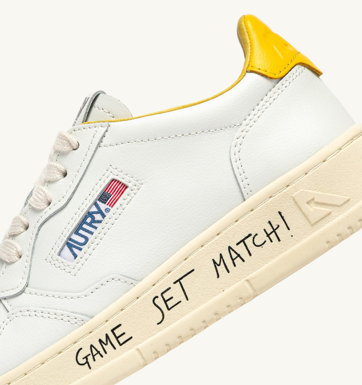 MEDALIST LOW SNEAKERS IN WHITE AND SLICKER LEATHER WITH LETTERING - AUTRY Classic