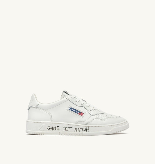 MEDALIST LOW SNEAKERS IN WHITE LEATHER WITH LETTERING - AUTRY Essential