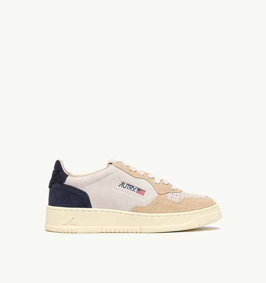 MEDALIST LOW TRICOLOR SNEAKERS IN SUEDE COLOR WHITE SAND AND BLUE SPACE - AUTRY Everyday
