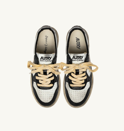 MEDALIST LOW SUPER VINTAGE SNEAKERS IN WHITE BLACK AND SILVER LEATHER - AUTRY Great Value