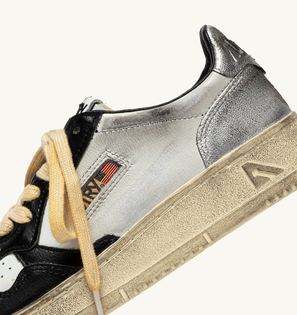 MEDALIST LOW SUPER VINTAGE SNEAKERS IN WHITE BLACK AND SILVER LEATHER - AUTRY Great Value