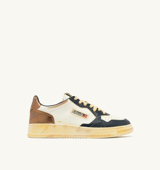 MEDALIST LOW SUPER VINTAGE SNEAKERS IN WHITE COPPER AND SPACE LEATHER - AUTRY Quality
