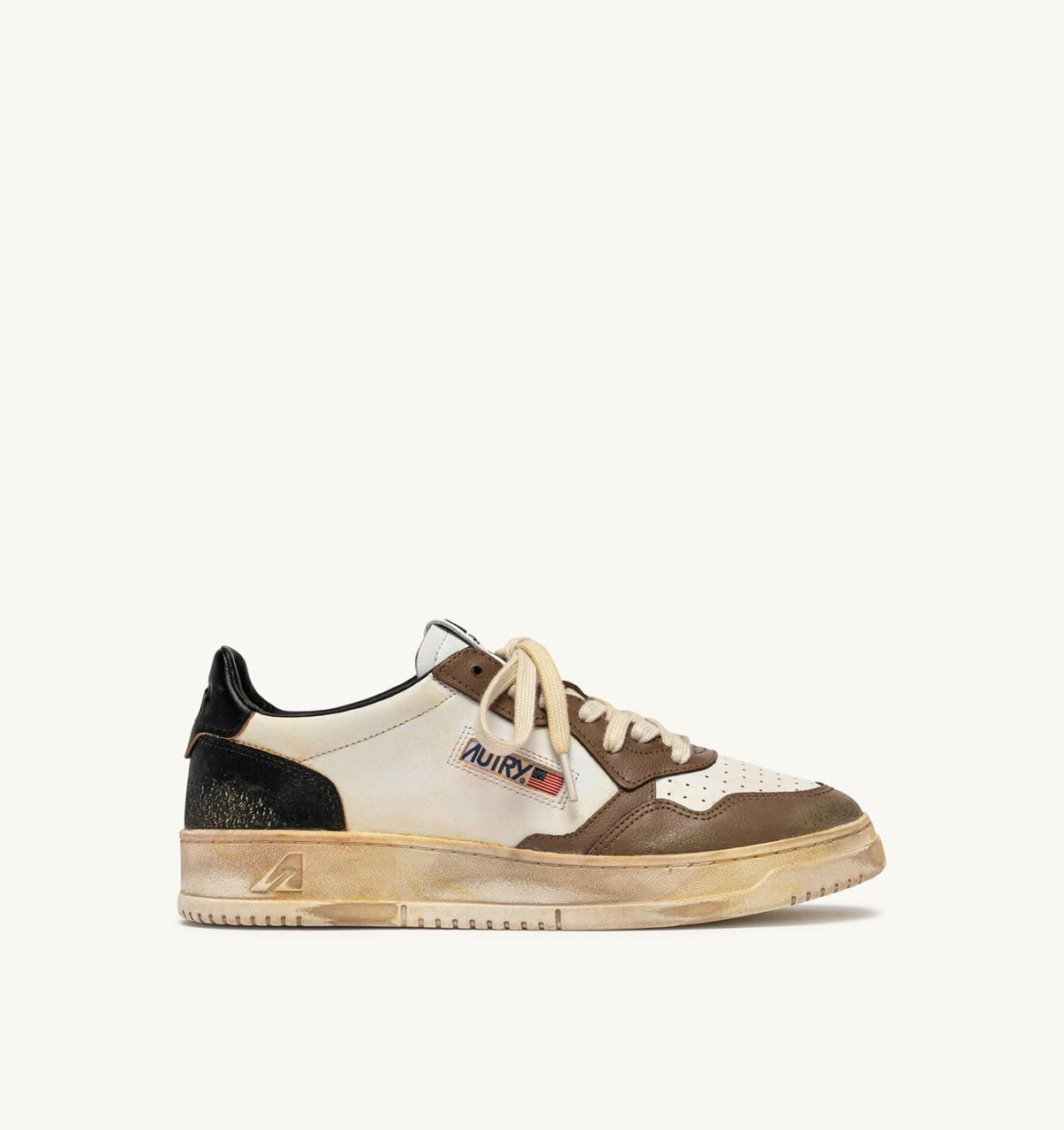 MEDALIST LOW SUPER VINTAGE SNEAKERS IN WHITE, BLACK AND MALT LEATHER - AUTRY Classic