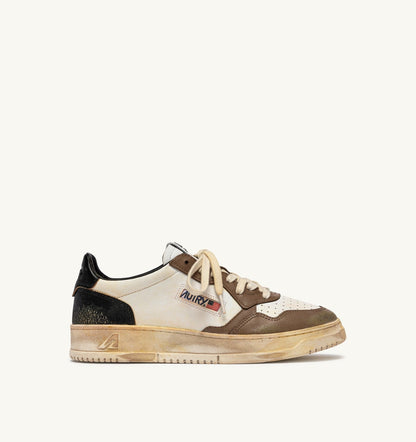 MEDALIST LOW SUPER VINTAGE SNEAKERS IN WHITE, BLACK AND MALT LEATHER - AUTRY Classic