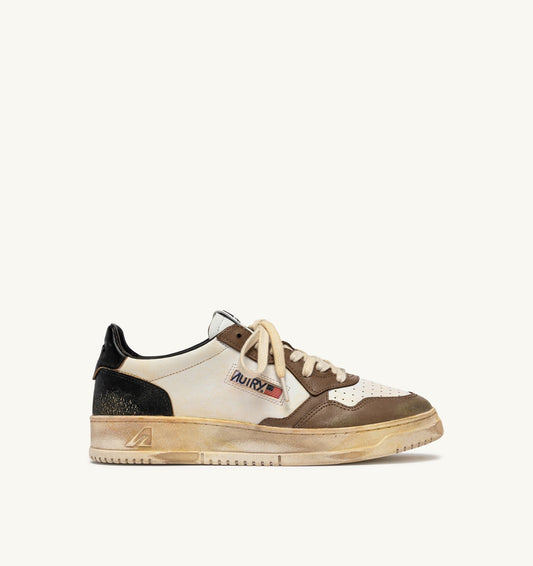 MEDALIST LOW SUPER VINTAGE SNEAKERS IN WHITE, BLACK AND MALT LEATHER - AUTRY Classic