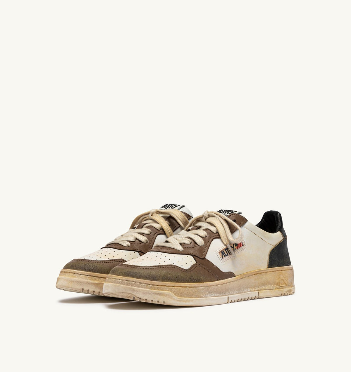 MEDALIST LOW SUPER VINTAGE SNEAKERS IN WHITE, BLACK AND MALT LEATHER - AUTRY Classic