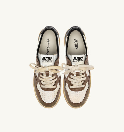 MEDALIST LOW SUPER VINTAGE SNEAKERS IN WHITE, BLACK AND MALT LEATHER - AUTRY Classic