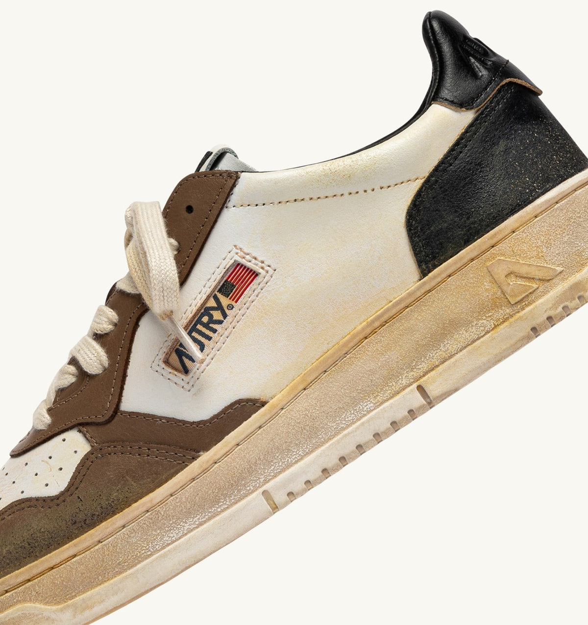 MEDALIST LOW SUPER VINTAGE SNEAKERS IN WHITE, BLACK AND MALT LEATHER - AUTRY Classic