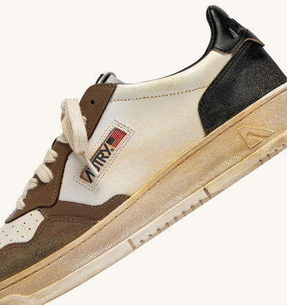 MEDALIST LOW SUPER VINTAGE SNEAKERS IN WHITE, BLACK AND MALT LEATHER - AUTRY Classic