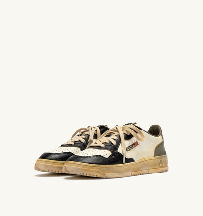 MEDALIST LOW SUPER VINTAGE SNEAKERS IN WHITE, COVERT GREEN AND BLACK LEATHER - AUTRY Value