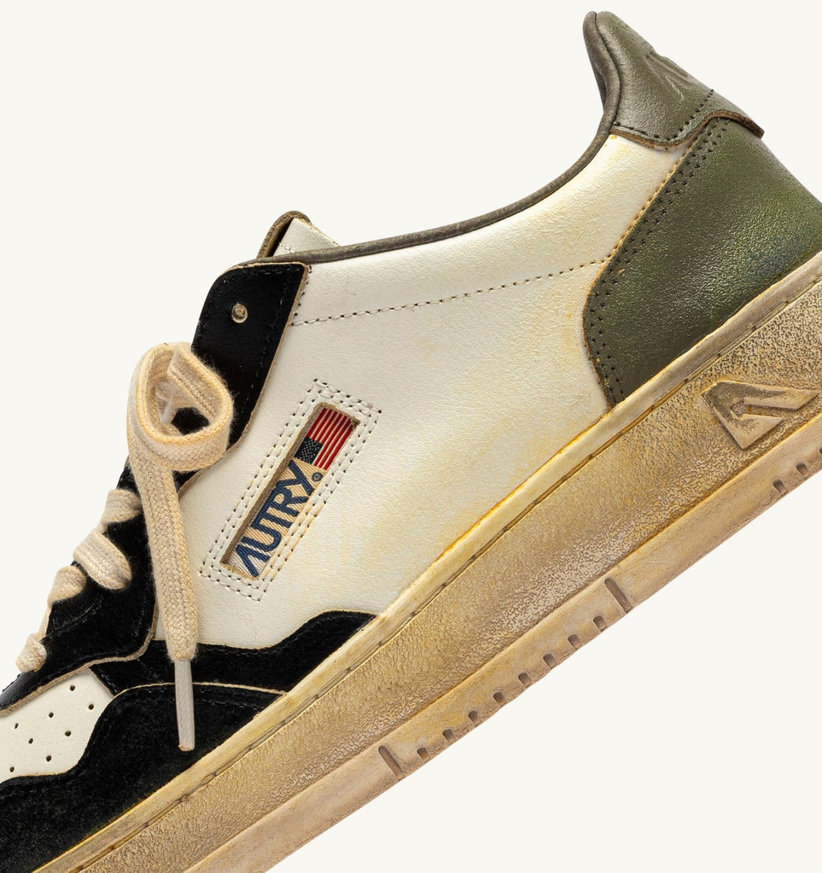 MEDALIST LOW SUPER VINTAGE SNEAKERS IN WHITE, COVERT GREEN AND BLACK LEATHER - AUTRY Value