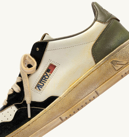 MEDALIST LOW SUPER VINTAGE SNEAKERS IN WHITE, COVERT GREEN AND BLACK LEATHER - AUTRY Value