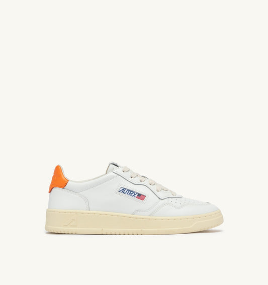 MEDALIST LOW SNEAKERS IN WHITE AND PARSIMMON ORANGE LEATHER - AUTRY Quality