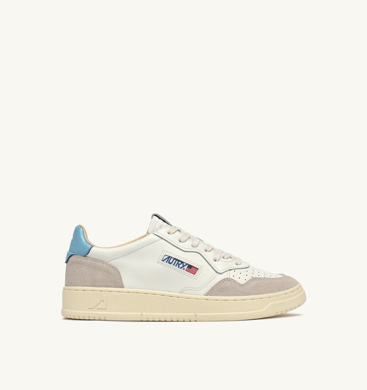 MEDALIST LOW SNEAKERS IN WHITE AND FORGET ME NOT SUEDE AND LEATHER - AUTRY Classic