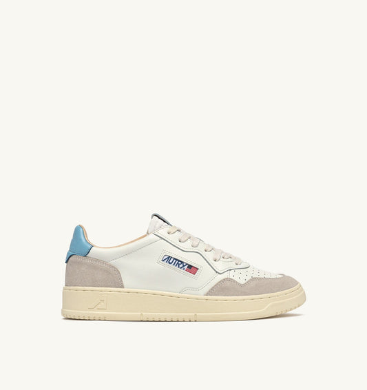MEDALIST LOW SNEAKERS IN WHITE AND FORGET ME NOT SUEDE AND LEATHER - AUTRY Classic