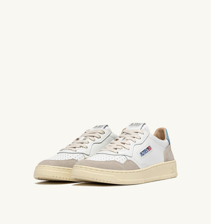 MEDALIST LOW SNEAKERS IN WHITE AND FORGET ME NOT SUEDE AND LEATHER - AUTRY Classic