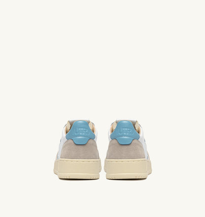 MEDALIST LOW SNEAKERS IN WHITE AND FORGET ME NOT SUEDE AND LEATHER - AUTRY Classic