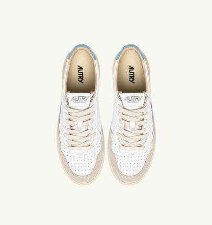 MEDALIST LOW SNEAKERS IN WHITE AND FORGET ME NOT SUEDE AND LEATHER - AUTRY Classic