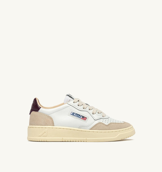 MEDALIST LOW SNEAKERS IN WHITE LEATHER AND FIG SUEDE - AUTRY Essential