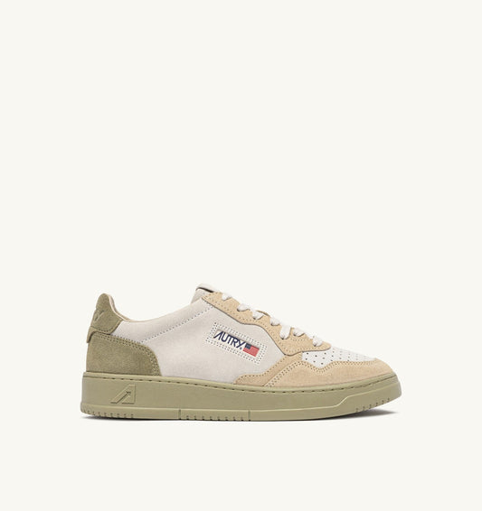 MEDALIST LOW TRICOLOR SNEAKERS IN SUEDE COLOR WHITE SAND AND GRAY GREEN - AUTRY Classic