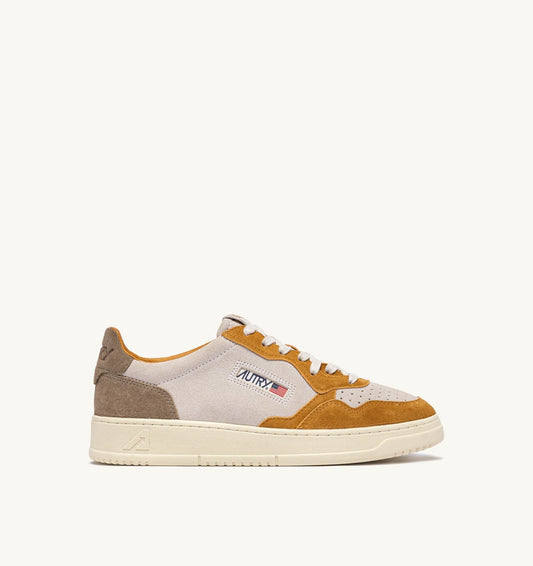 MEDALIST LOW TRICOLOR SNEAKERS IN SUEDE COLOR ANTELOPE WHITE AND BROWN MUSCAT - AUTRY Essential