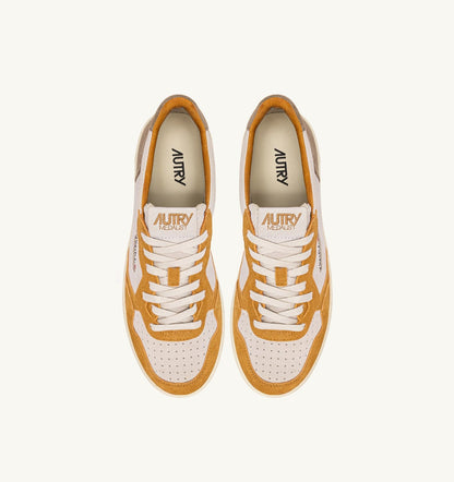MEDALIST LOW TRICOLOR SNEAKERS IN SUEDE COLOR ANTELOPE WHITE AND BROWN MUSCAT - AUTRY Essential