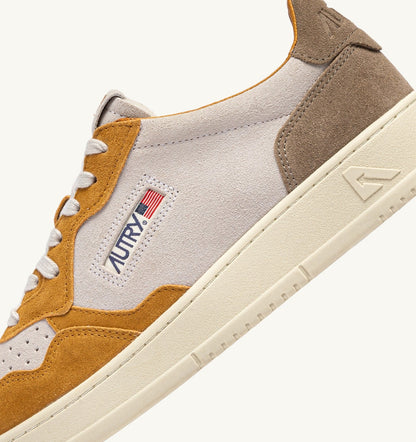 MEDALIST LOW TRICOLOR SNEAKERS IN SUEDE COLOR ANTELOPE WHITE AND BROWN MUSCAT - AUTRY Essential