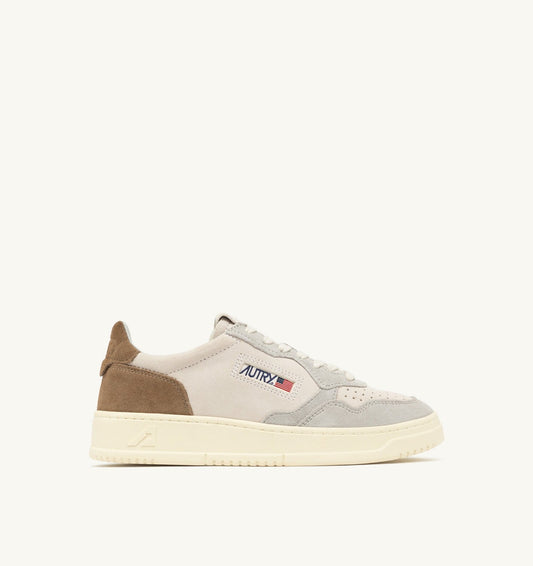 MEDALIST LOW TRICOLOR SNEAKERS IN SUEDE COLOR WHITE CIGAR AND VAPOR - AUTRY Everyday