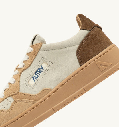 MEDALIST LOW TRICOLOR SNEAKERS IN TUNDRA EGG AND PEANUT SUEDE - AUTRY Latest