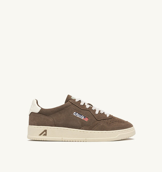 MEDALIST LOW SNEAKERS IN CIGAR AND WHITE SUEDE - AUTRY Classic