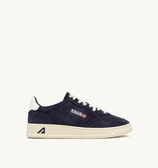 MEDALIST LOW SNEAKERS IN SPACE AND WHITE SUEDE - AUTRY Essential