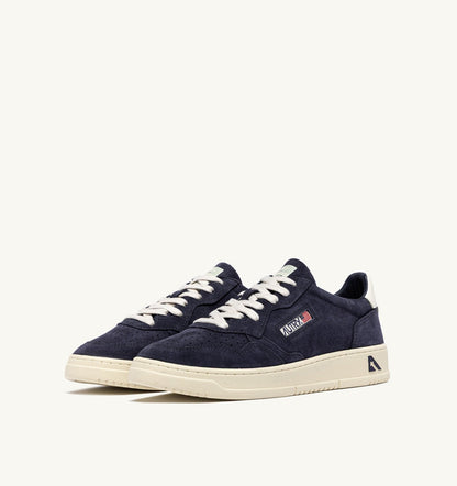 MEDALIST LOW SNEAKERS IN SPACE AND WHITE SUEDE - AUTRY Essential
