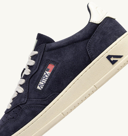 MEDALIST LOW SNEAKERS IN SPACE AND WHITE SUEDE - AUTRY Essential