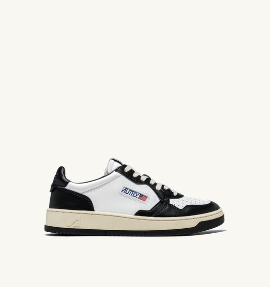 MEDALIST LOW BICOLOR SNEAKERS IN WHITE AND BLACK LEATHER - AUTRY Value