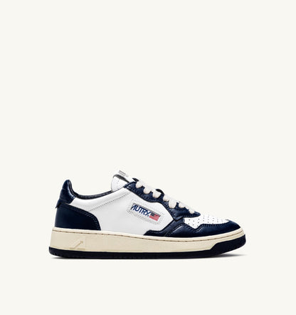 MEDALIST LOW BICOLOR SNEAKERS IN WHITE AND BLUE LEATHER - AUTRY Quality