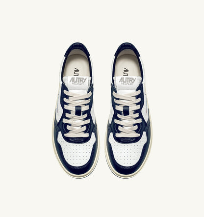 MEDALIST LOW BICOLOR SNEAKERS IN WHITE AND BLUE LEATHER - AUTRY Quality