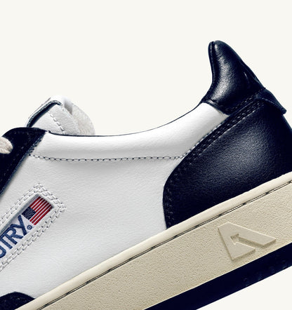MEDALIST LOW BICOLOR SNEAKERS IN WHITE AND BLUE LEATHER - AUTRY Quality