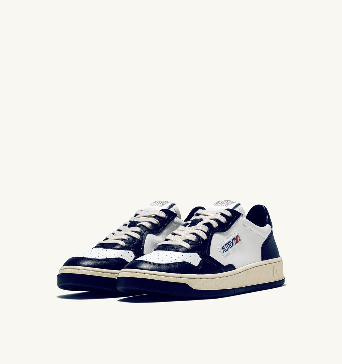 MEDALIST LOW BICOLOR SNEAKERS IN WHITE AND BLUE LEATHER - AUTRY Quality
