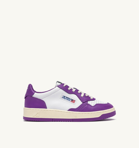 MEDALIST LOW BICOLOR SNEAKERS IN WHITE AND DEWBERRY LEATHER - AUTRY Classic