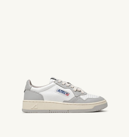 MEDALIST LOW BICOLOR SNEAKERS IN WHITE AND VAPOR LEATHER - AUTRY Essential