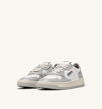 MEDALIST LOW BICOLOR SNEAKERS IN WHITE AND VAPOR LEATHER - AUTRY Essential