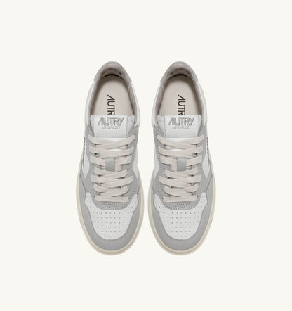 MEDALIST LOW BICOLOR SNEAKERS IN WHITE AND VAPOR LEATHER - AUTRY Essential
