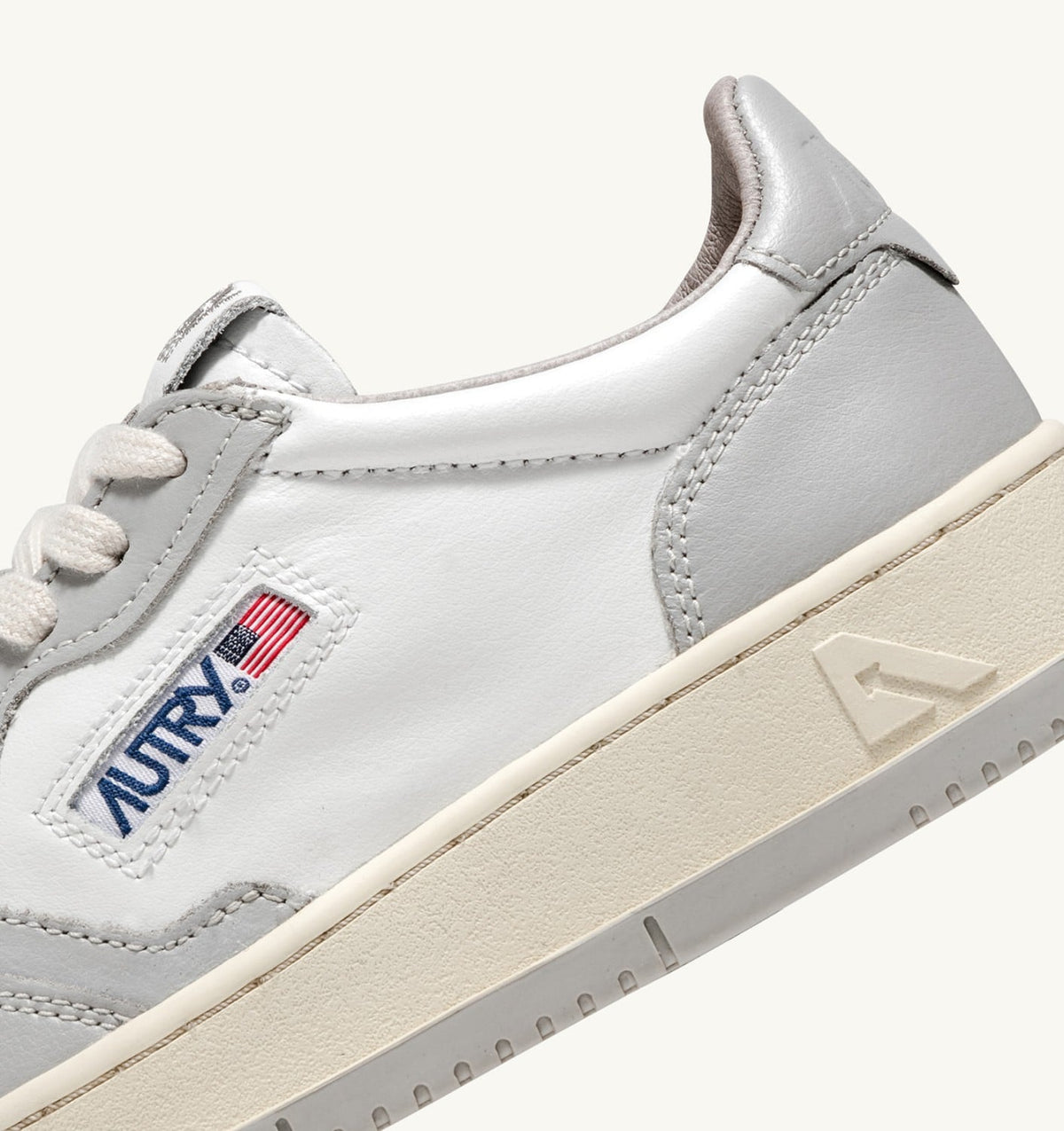 MEDALIST LOW BICOLOR SNEAKERS IN WHITE AND VAPOR LEATHER - AUTRY Essential
