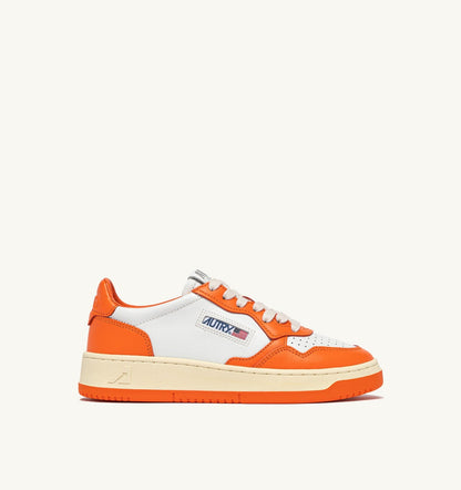 MEDALIST LOW BICOLOR SNEAKERS IN WHITE AND PARSIMMON ORANGE LEATHER - AUTRY Everyday