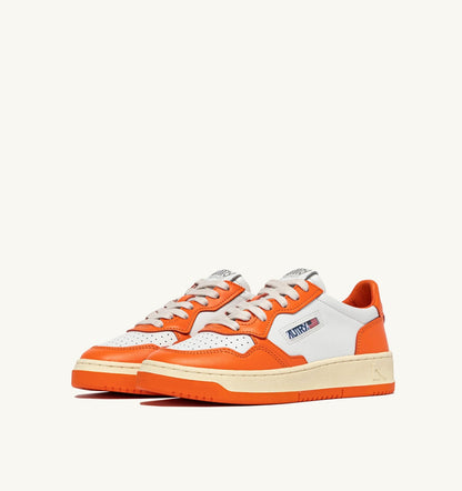 MEDALIST LOW BICOLOR SNEAKERS IN WHITE AND PARSIMMON ORANGE LEATHER - AUTRY Everyday