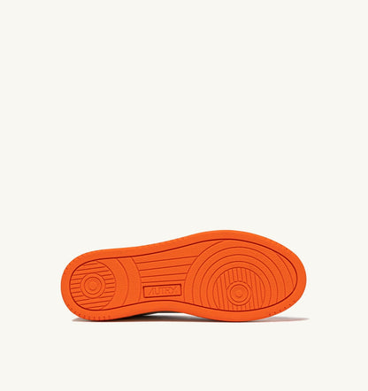 MEDALIST LOW BICOLOR SNEAKERS IN WHITE AND PARSIMMON ORANGE LEATHER - AUTRY Everyday