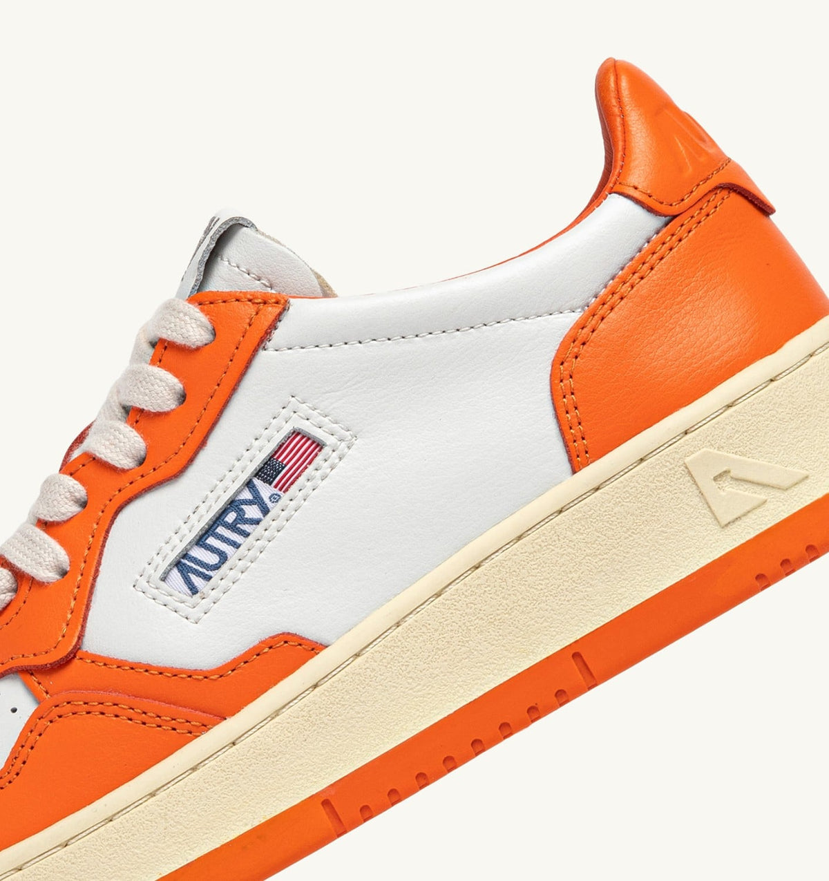 MEDALIST LOW BICOLOR SNEAKERS IN WHITE AND PARSIMMON ORANGE LEATHER - AUTRY Everyday