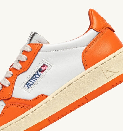 MEDALIST LOW BICOLOR SNEAKERS IN WHITE AND PARSIMMON ORANGE LEATHER - AUTRY Everyday