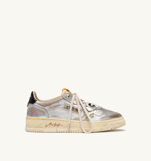 MEDALIST LOW SUPER VINTAGE SNEAKERS IN SILVER, PLATINUM AND BLACK LEATHER - AUTRY Everyday